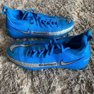 Nike phantom soccer cleats! Size 4